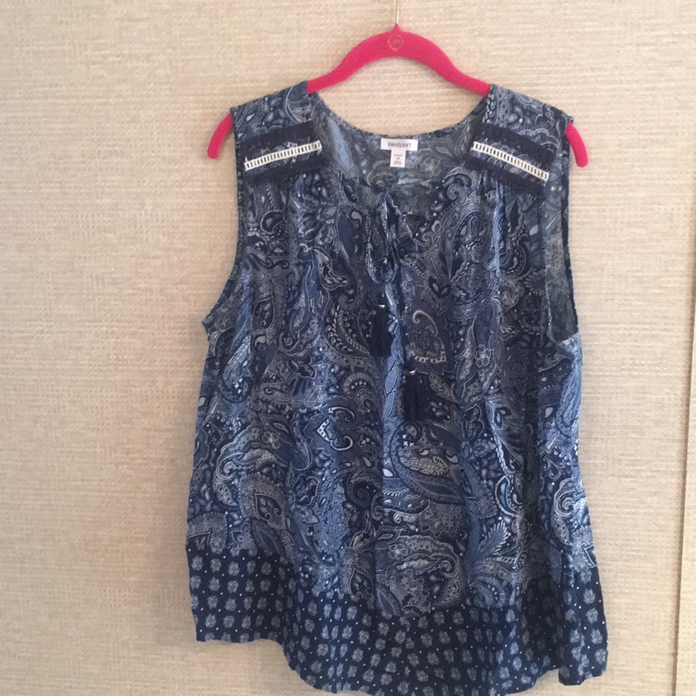 Sleeveless tank with tie tassel